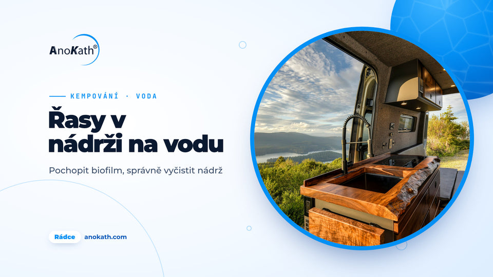 Kuchyňská linka s vodovodní baterií v karavanu, výhled na jezero, titulní obrázek rádce o řasách v nádrži na vodu