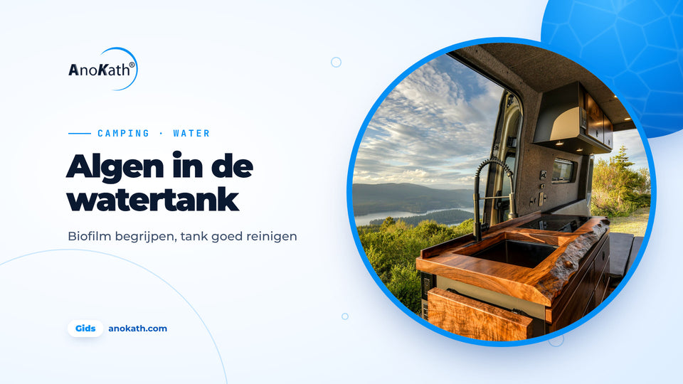 Keukenblok met kraan in een campervan, uitzicht op een meer, omslagafbeelding bij de gids over algen in de watertank