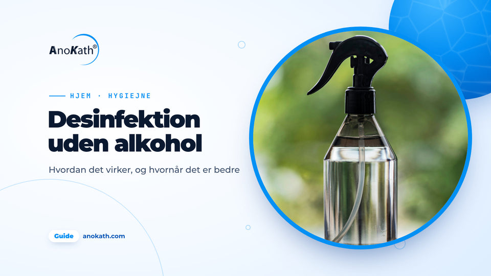 Grøn sprayflaske uden etiket på et bord foran en sløret baggrund, forsidebillede til indlægget om desinfektionsmiddel uden alkohol