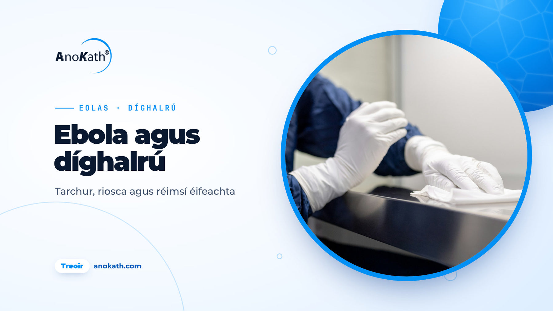 Duine i gcóta cosanta gorm agus lámhainní ag glanadh dromchla cruach dhosmálta, íomhá chlúdaigh don treoir ar Ebola agus díghalrú