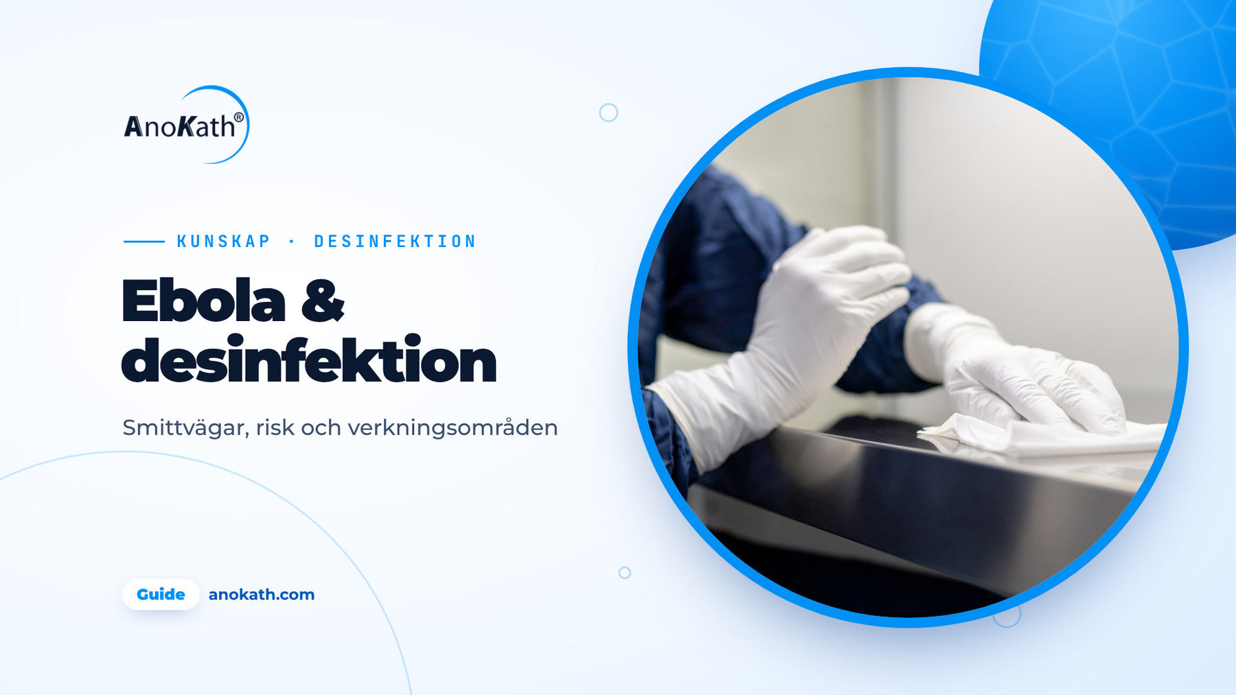 Person i blå skyddsrock och handskar torkar av en yta av rostfritt stål, omslagsbild till guiden om ebola och desinfektion