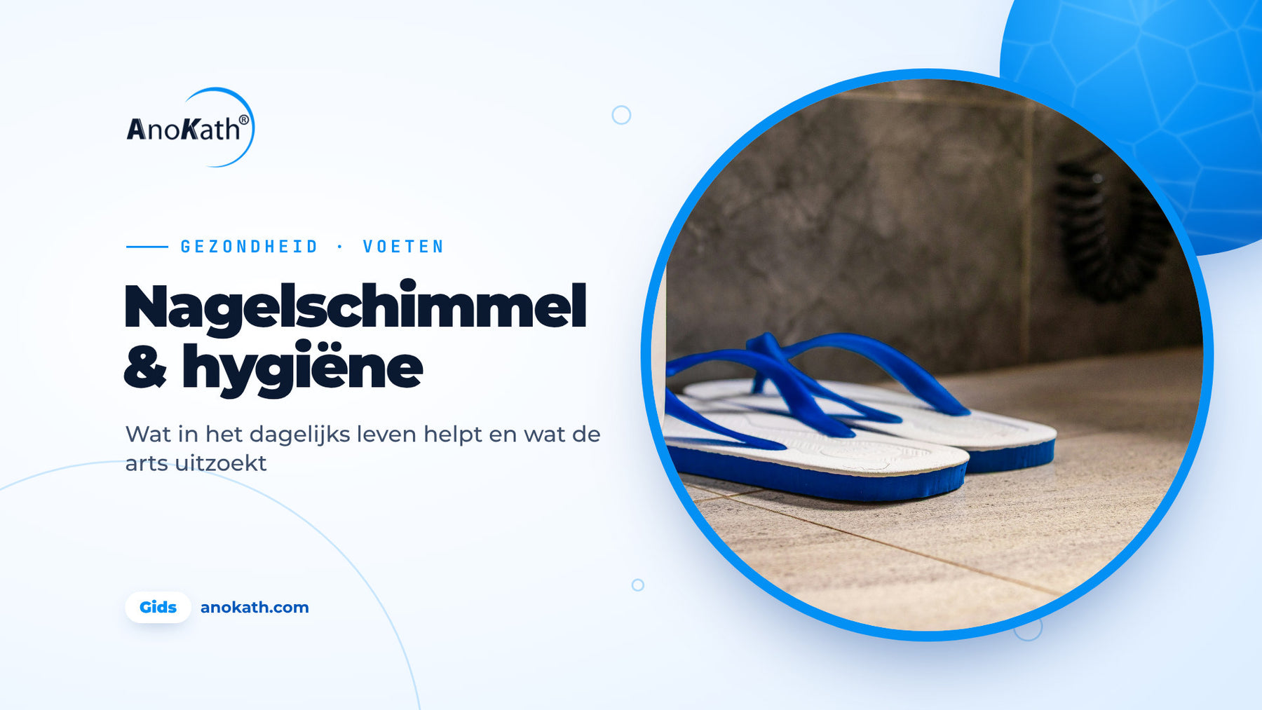 Badslippers op een betegelde vloer, omslagafbeelding bij de gids over nagelschimmel