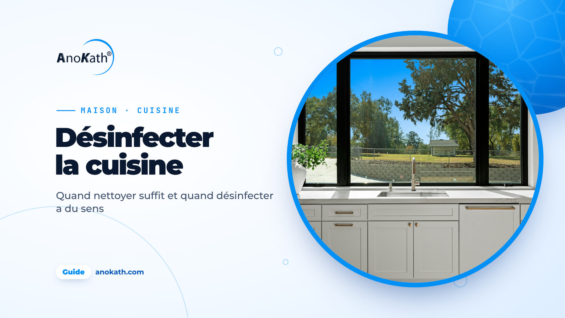 Cuisine claire et rangée avec évier et grande fenêtre, image de couverture du guide sur la désinfection de la cuisine