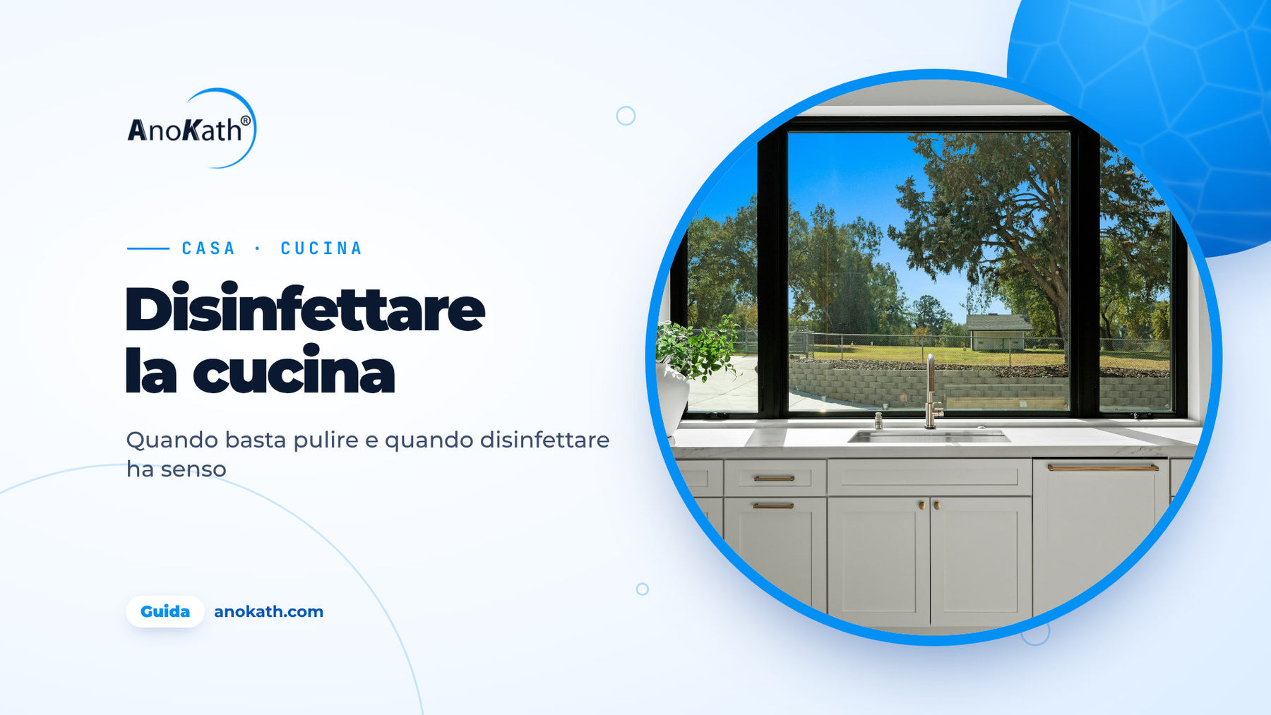 Cucina luminosa e ordinata con lavello e grande finestra, immagine di copertina della guida su come disinfettare la cucina