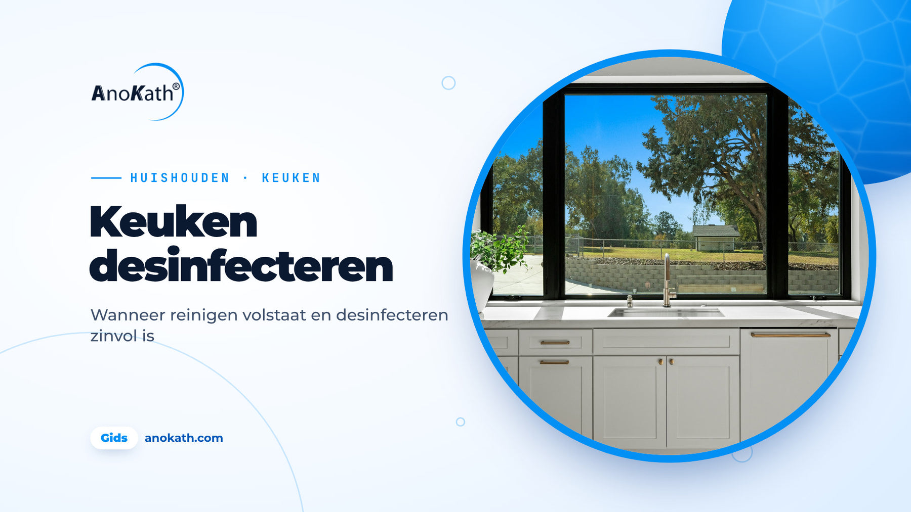 Lichte, opgeruimde keuken met spoelbak en groot raam, omslagafbeelding bij de gids over keuken desinfecteren