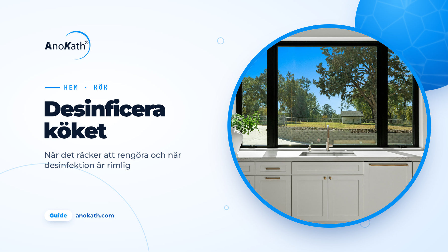 Ljust, städat kök med diskbänk och stort fönster, omslagsbild till guiden om att desinficera köket