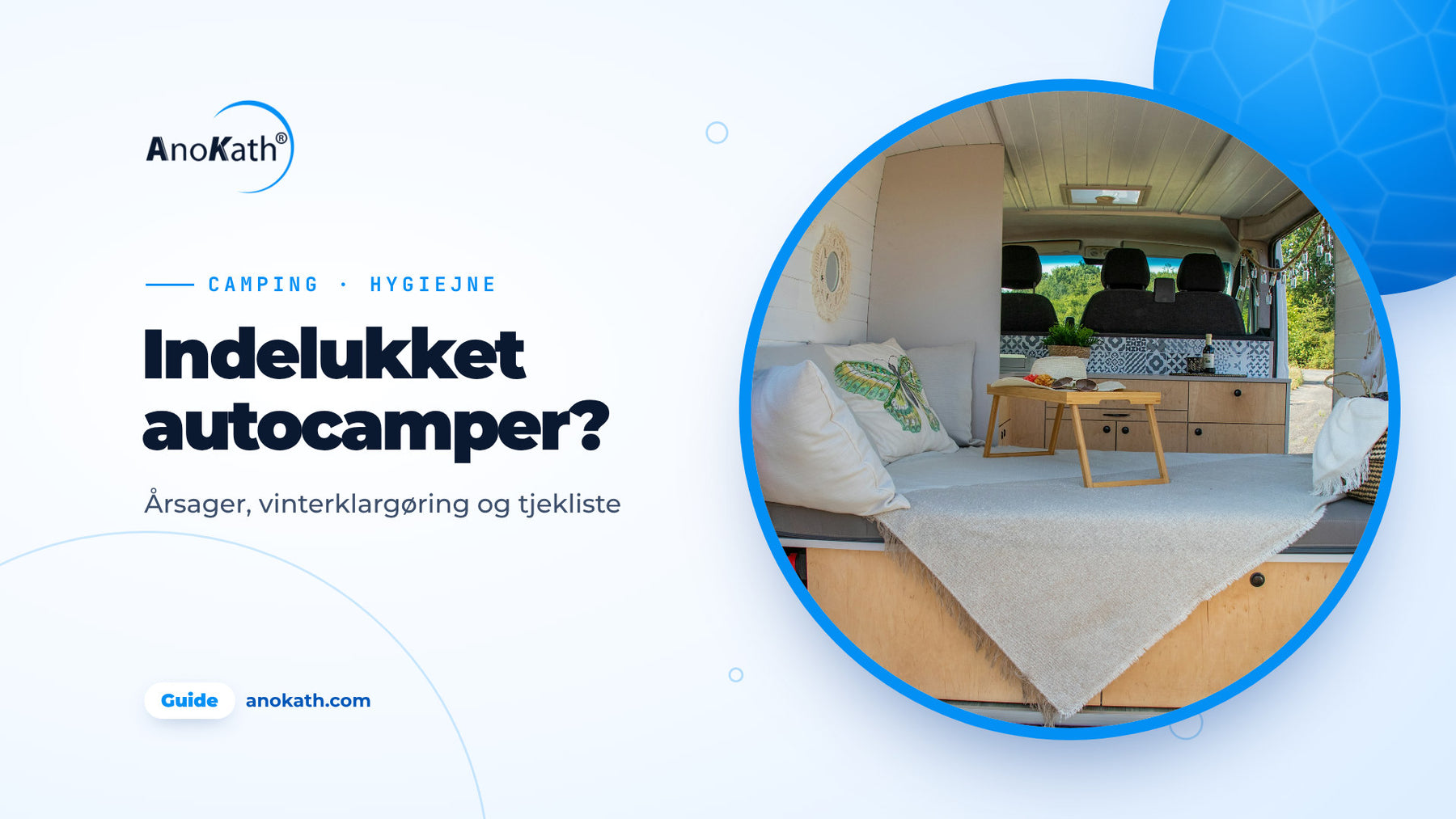 Lys, ryddelig autocamper indvendig med seng og puder, forsidebillede til guiden om indelukket lugt i autocamperen
