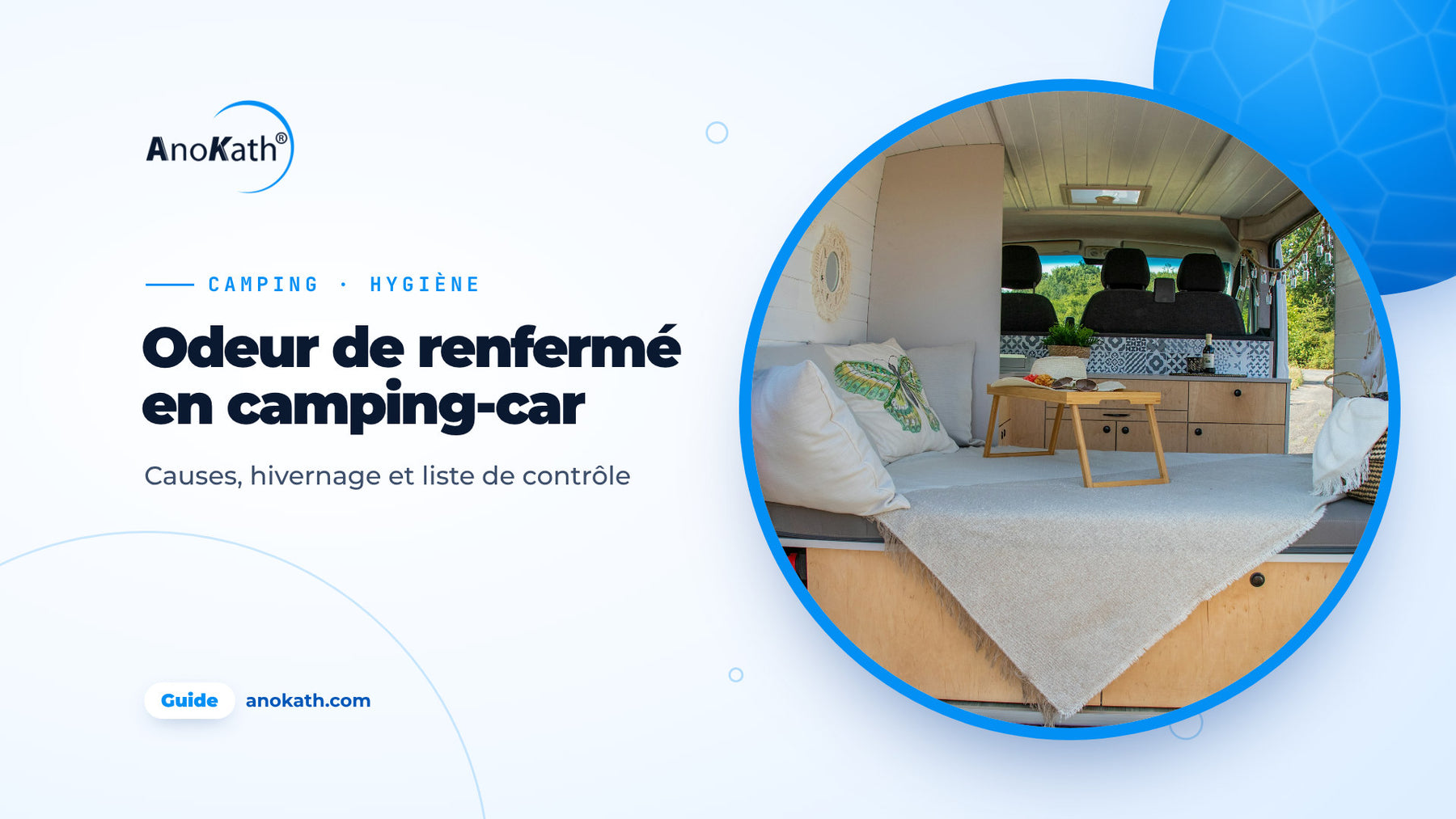 Intérieur clair et rangé d’un van aménagé avec lit et coussins, image de couverture du guide sur l’odeur de renfermé dans le camping-car