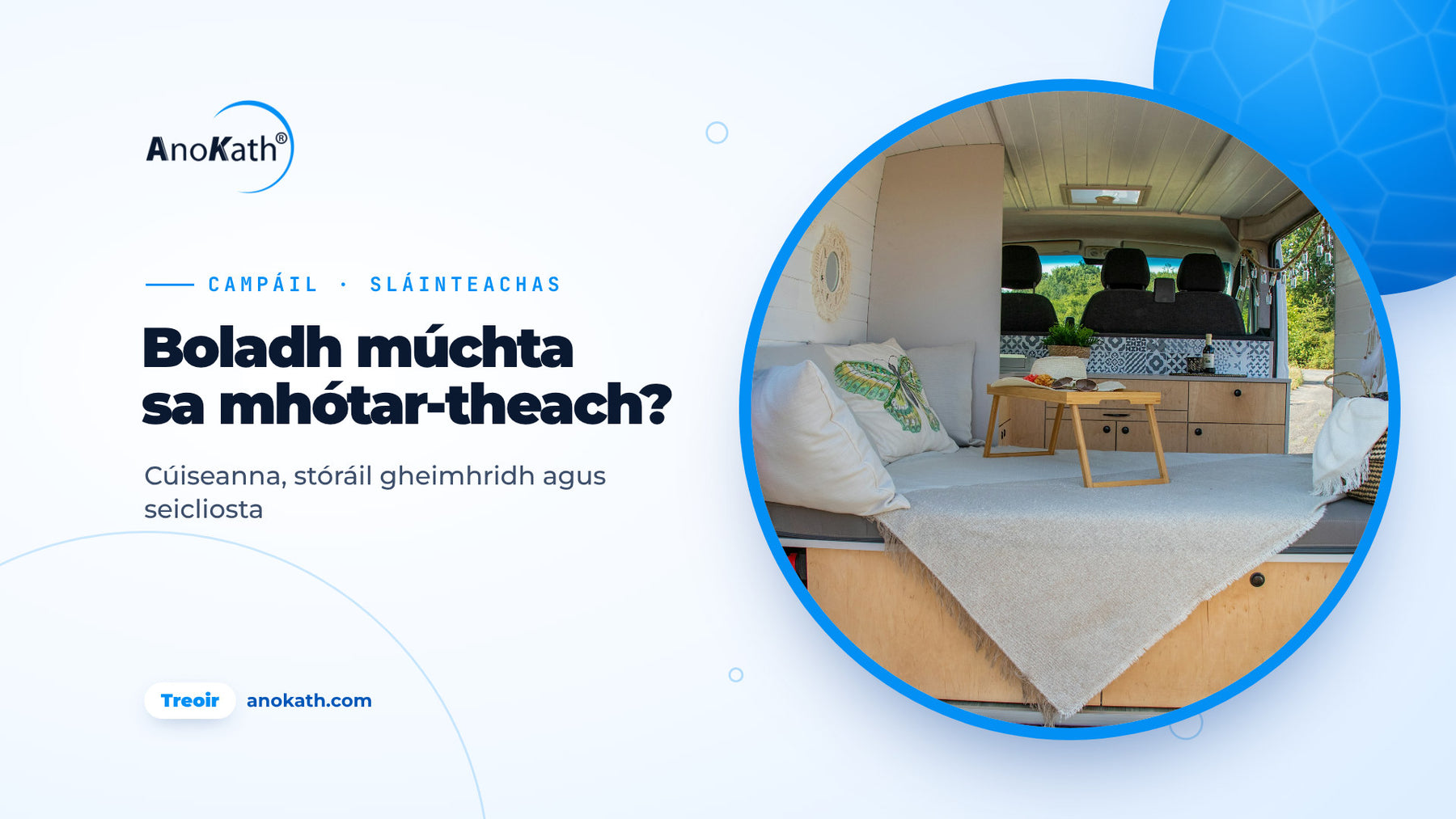 Veain campála geal néata istigh le leaba agus cúisíní, íomhá chlúdaigh don treoir ar bholadh múchta i mótar-theach