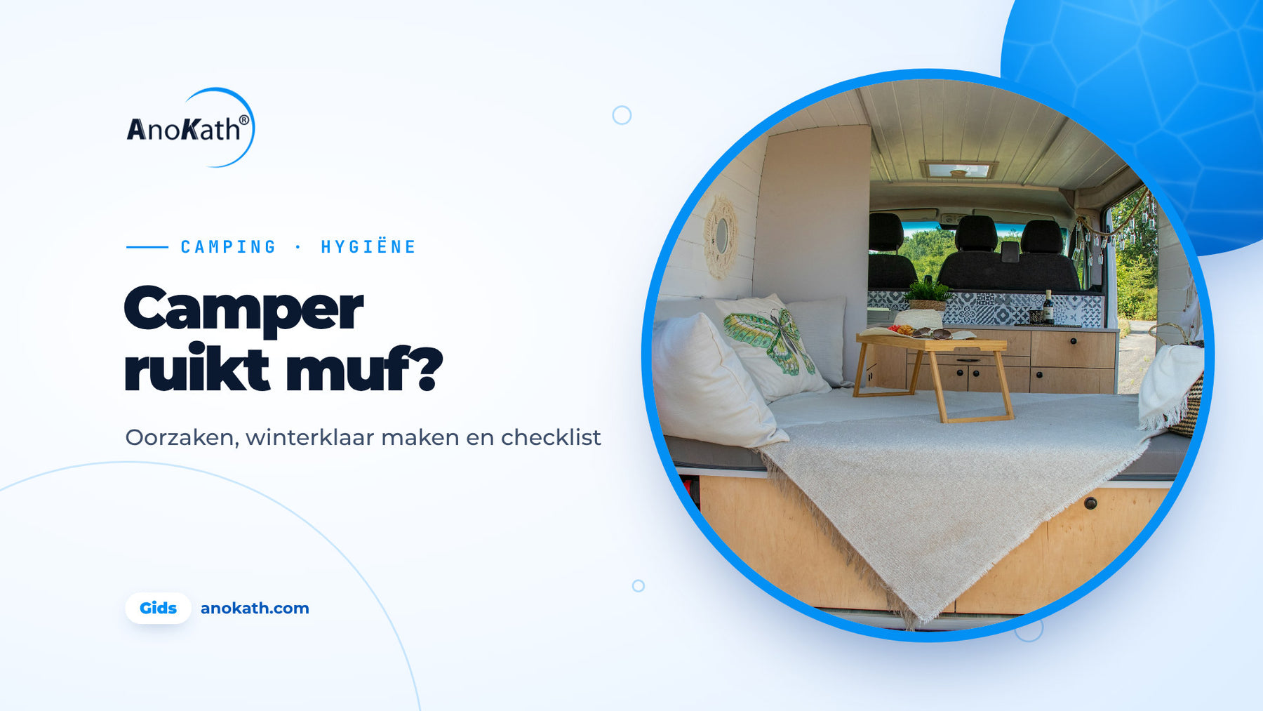 Lichte, opgeruimde campervan van binnen met bed en kussens, omslagafbeelding bij de gids over muffe geur in de camper