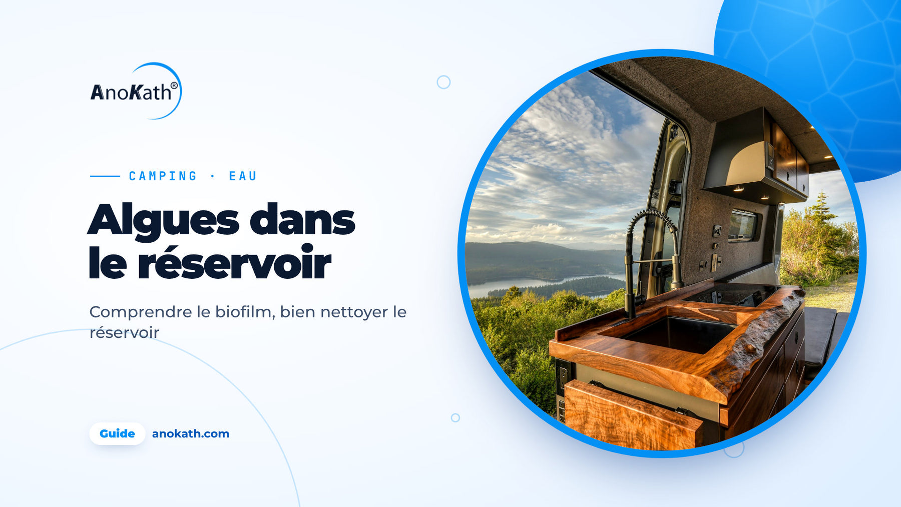 Coin cuisine avec robinet dans un van aménagé, vue sur un lac, image de couverture du guide sur les algues dans le réservoir d’eau