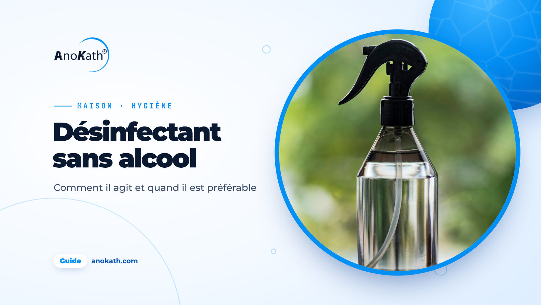 Flacon pulvérisateur vert sans étiquette sur une table devant un arrière-plan flou, image de couverture de l’article sur le désinfectant sans alcool
