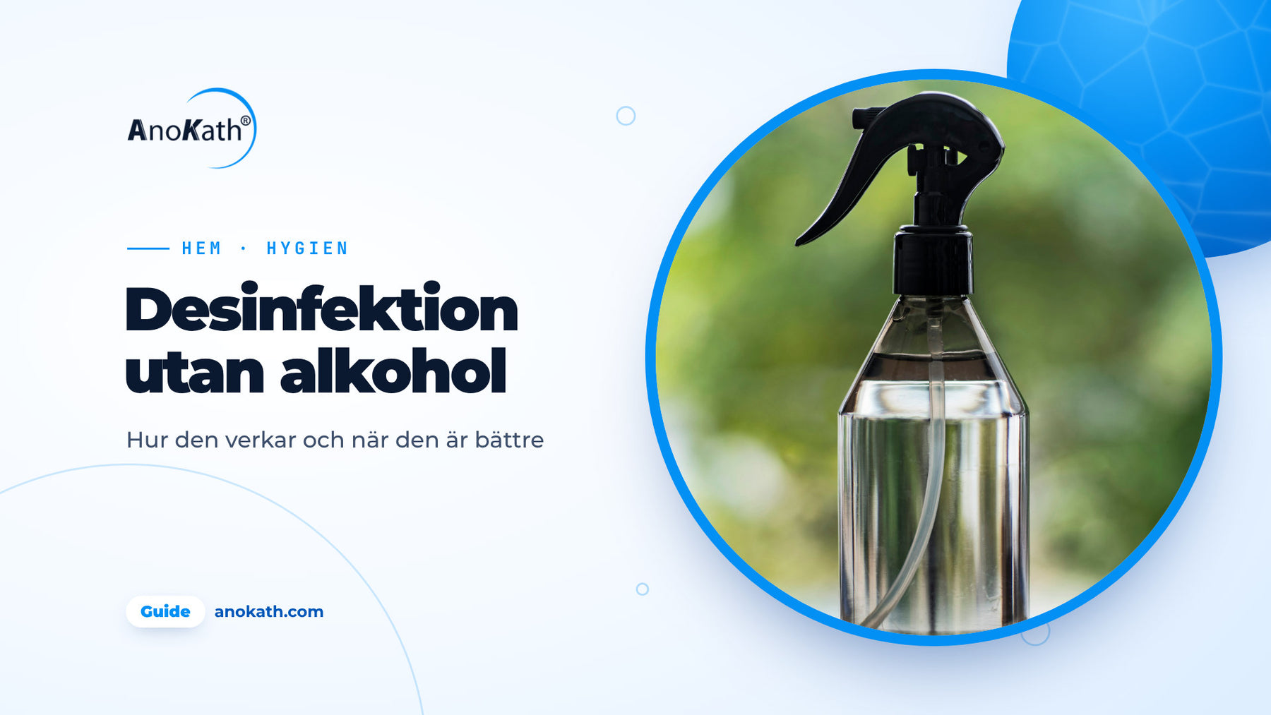 Grön sprayflaska utan etikett på ett bord framför suddig bakgrund, omslagsbild till artikeln om desinfektionsmedel utan alkohol